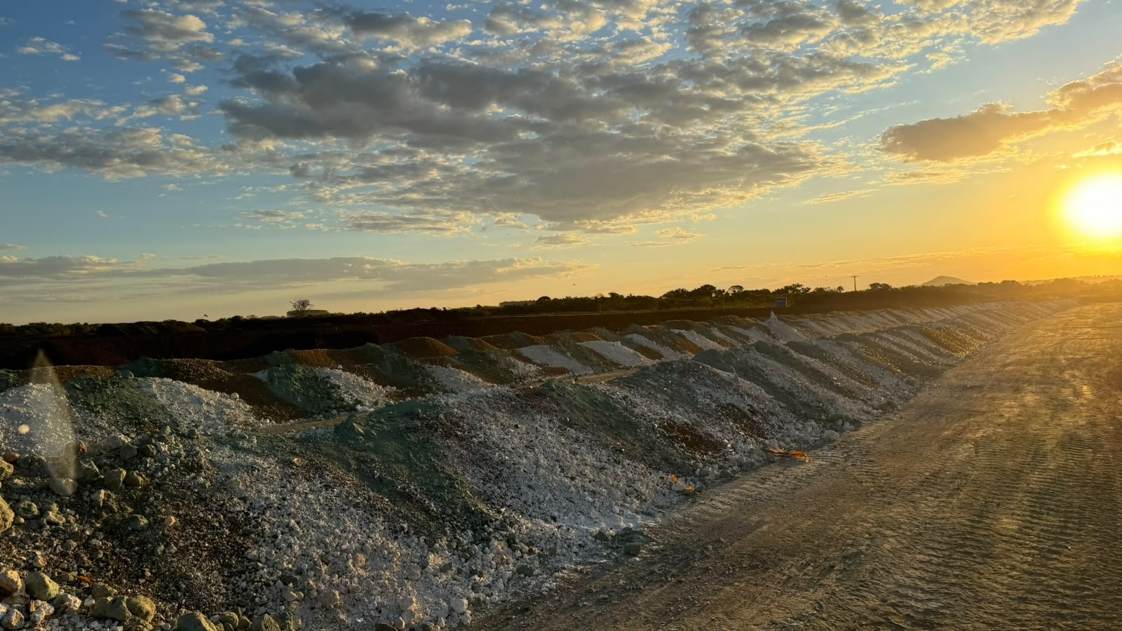 Leiras de compostagem de biofertilizante na Organo ao pôr do sol