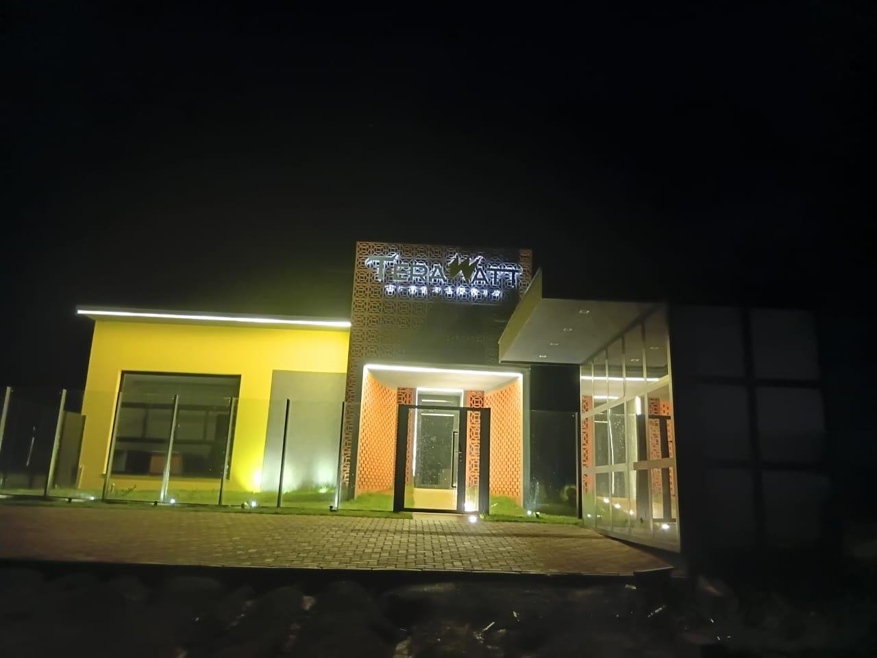 Sede da usina UTB Franca à noite