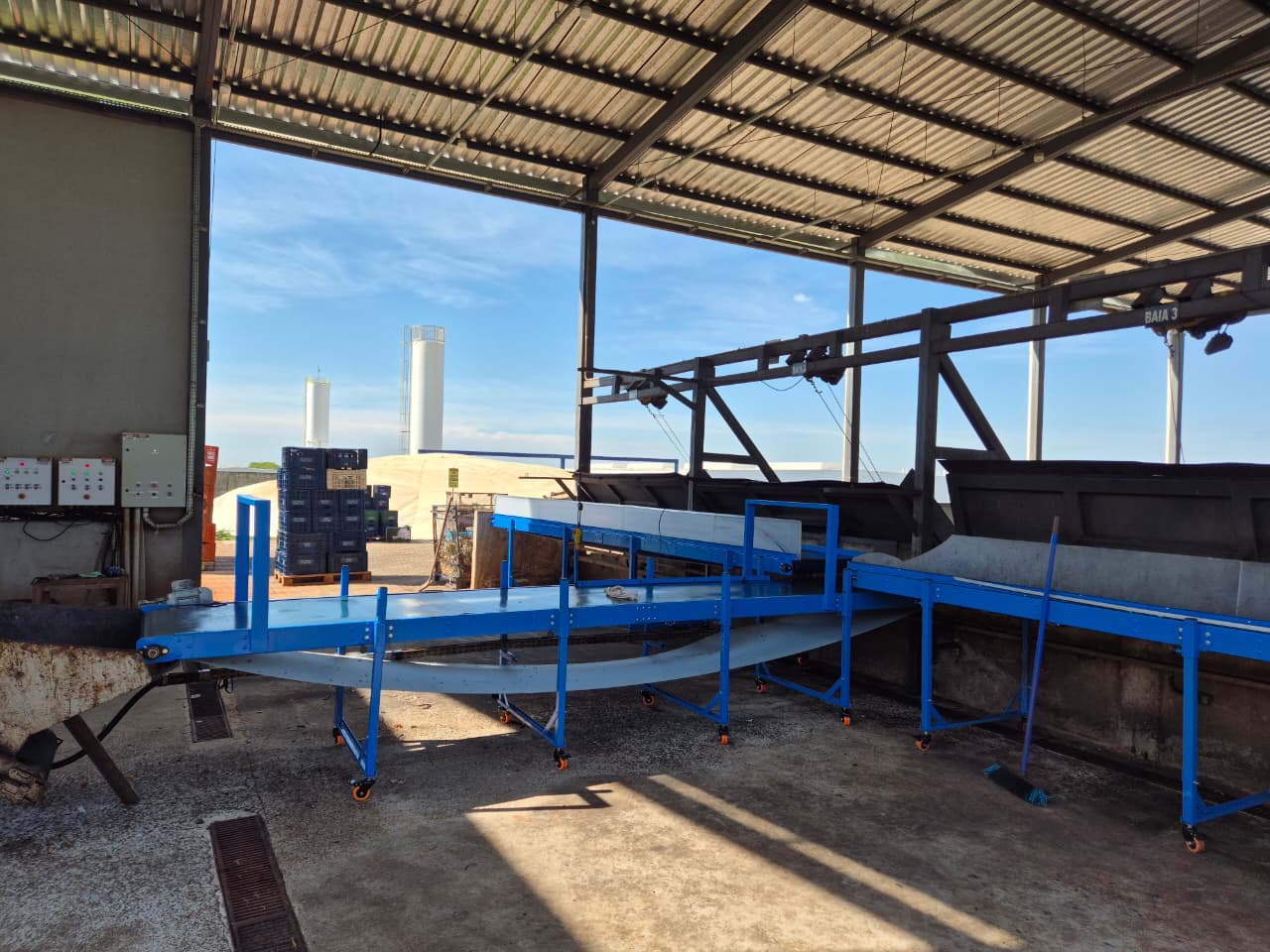 Conjunto de esteiras da usina do CEASA Goiás