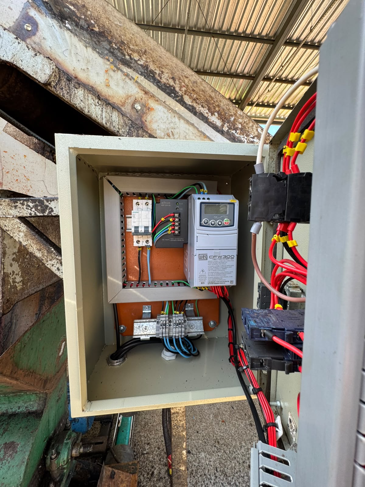 Quadro de comando aberto com fiação de automação