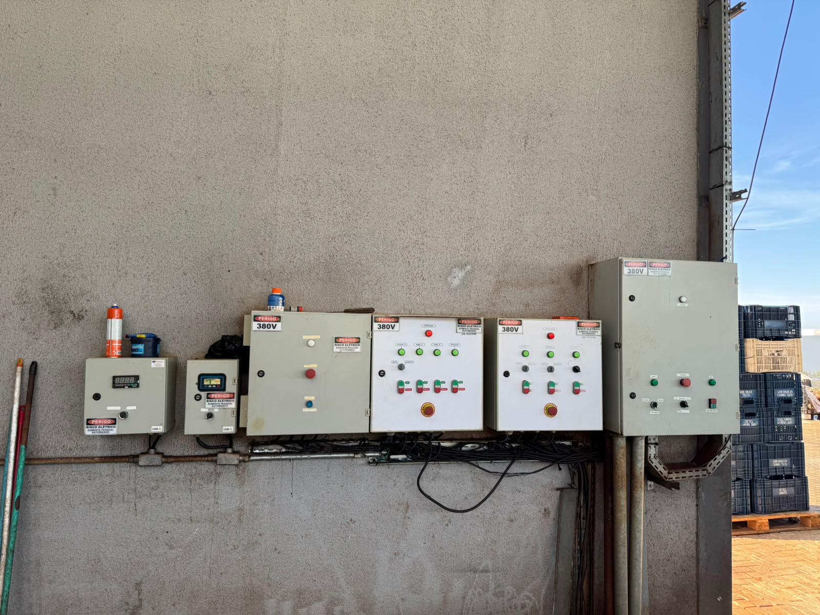 Painéis de automação e controle da usina do CEASA